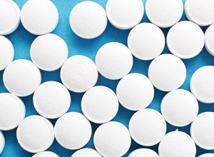 What conditions and medications are incompatible with aspirin?